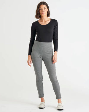 BETTY BASICS Houndstooth Stretchy Ponte Skinny Legging - Black Houndstooth JOGGER - Zabecca Living
