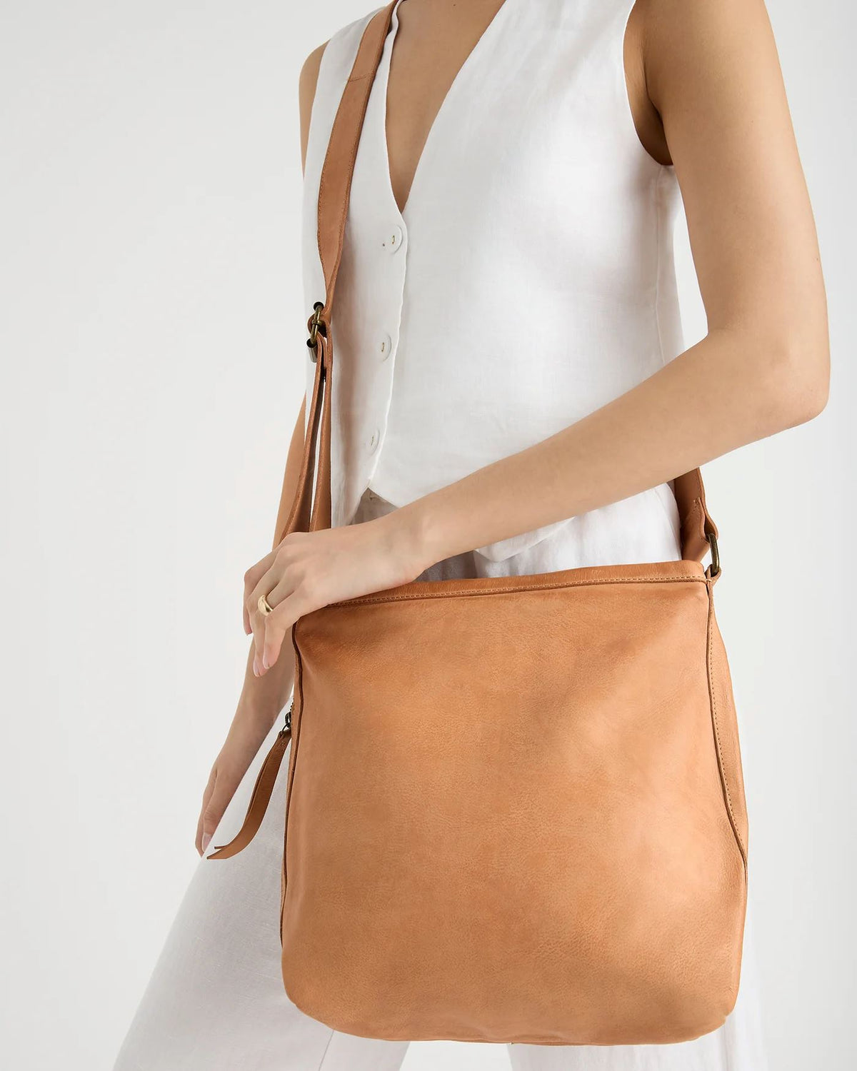 JUJU & CO Classic Slouchy - Tan bag - Zabecca Living