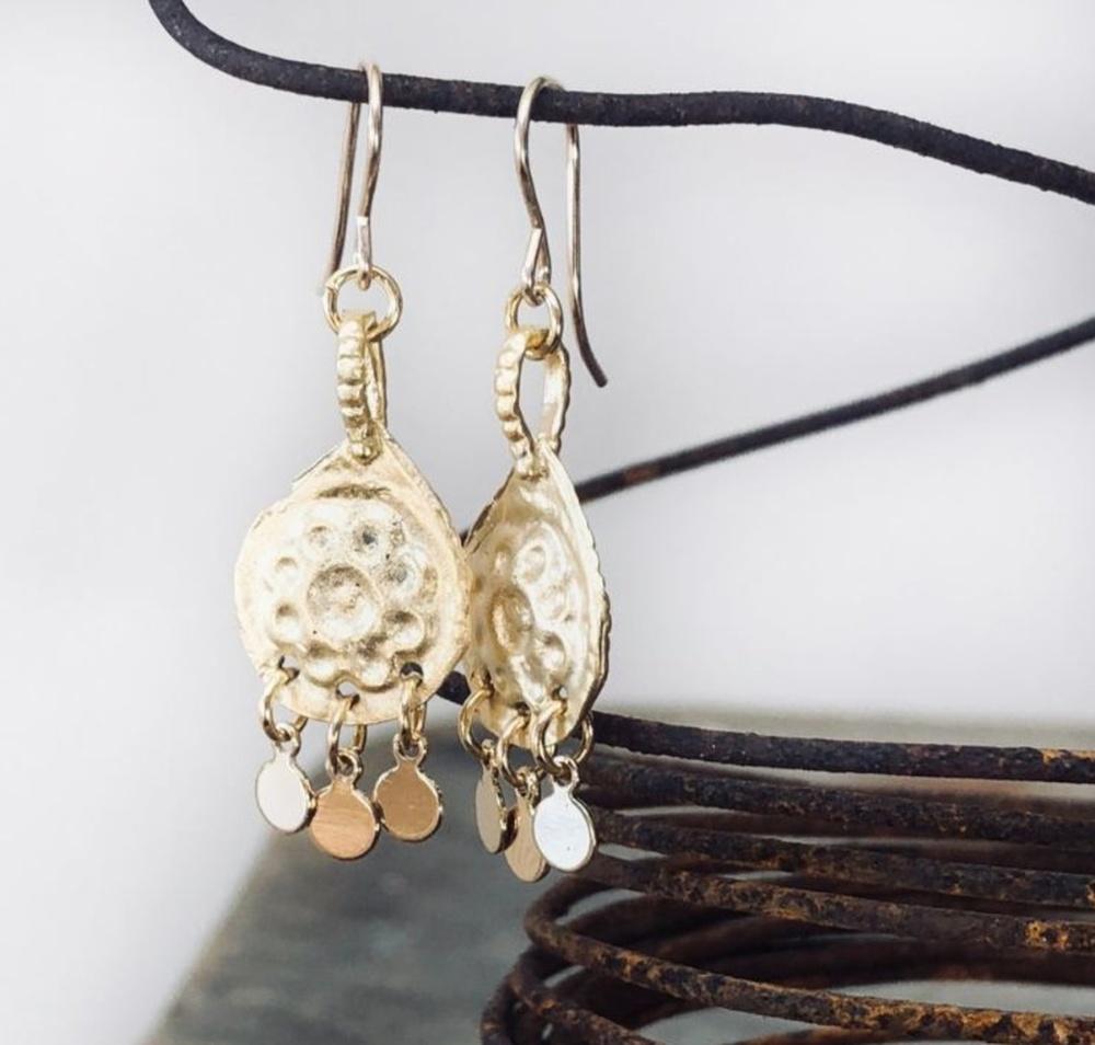 PAIRD Gold Charm Daisy Drop Earring Earrings - Zabecca Living